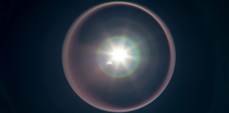 Visual simulation of halos, glare and starbursts experienced by patients after premium cataract surgery with multifocal or advanced intraocular lenses.